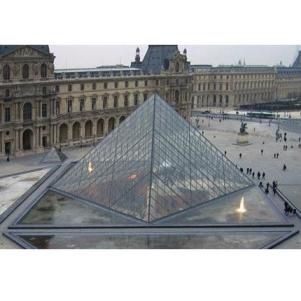 Vers une réhabilitation de la Pyramide du Louvre