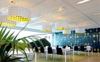 Armstrong Ceiling Solutions dévoile une nouvelle gamme de plafonds voile de verre