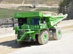 Cet énorme dumper vert roule grâce à des batteries, comme un jouet !