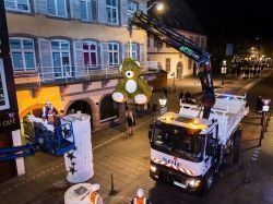 Une grue électrique pour installer les décorations de Noël