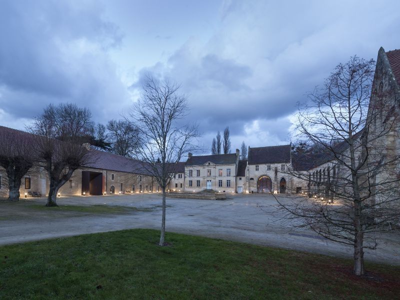 Dans une Abbaye, des écuries transformées en salle d'exposition