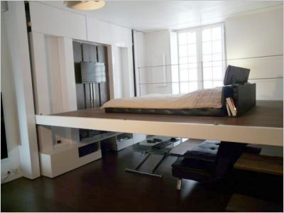 Une chambre qui descend du plafond pour un intérieur optimisé