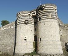 Survolez le château d'Angers