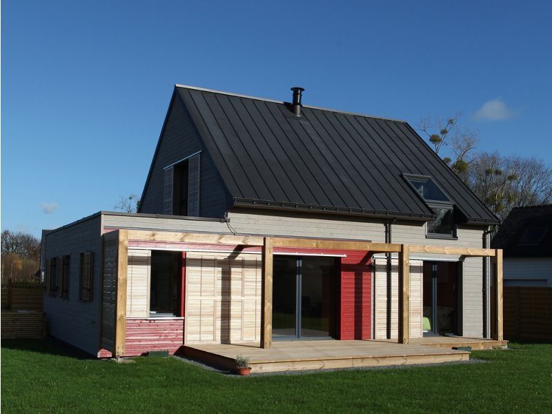 Une maison de villégiature bardée de rouge et gris