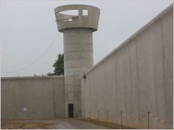 Premiers pas dans la future prison de Beauvais