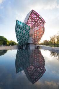 Une tenue haute couture pour la Fondation Louis Vuitton