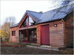 Une maison bois toute en hauteur ouverte sur l'extérieur (diaporama)