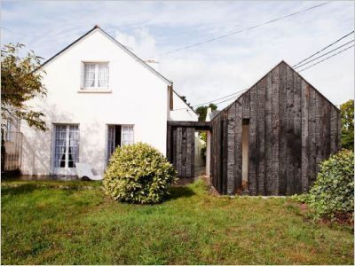 Une extension en bois brûlé dans un secteur protégé du Morbihan