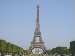 Un bout d'escalier de la tour Eiffel est à vendre