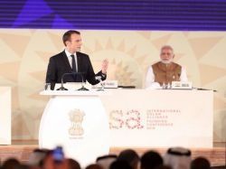 Emmanuel Macron VRP de luxe pour les énergies décarbonées en Inde