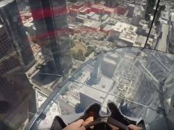 Skyslide, un toboggan de verre en plein ciel