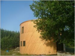 Une maison passive en bois de forme cylindrique