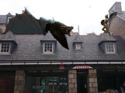 Un dragon cuivré (Game of) trône sur un toit breton