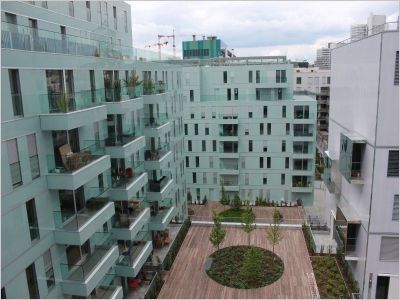 Une résidence aux façades linéaires vitrées s'élève sur l'Ile Seguin