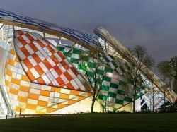 Une robe multicolore pour la Fondation Vuitton