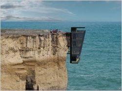 Une maison vertigineuse adossée à une falaise