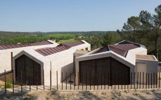 Trois corps bâtis pour une maison neuve élancée dans le paysage