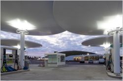Le designer Ora-ïto revisite une aire d'autoroute
