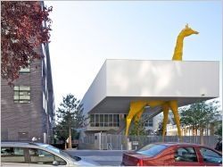 Au milieu d'une crèche se dresse une girafe (diaporama)
