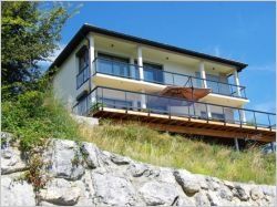 Une imposante maison contemporaine construite en pleine pente