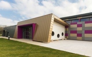 Un restaurant scolaire paré d'or, de fushia et de gris