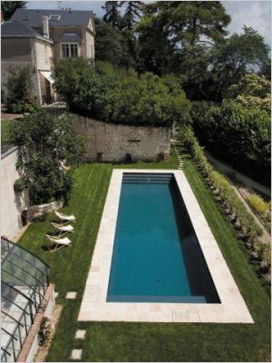 Une piscine de standing à flanc de coteau viticole