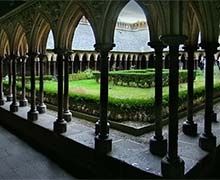 Le cloître de l'abbaye du Mont-Saint-Michel en travaux pour un an