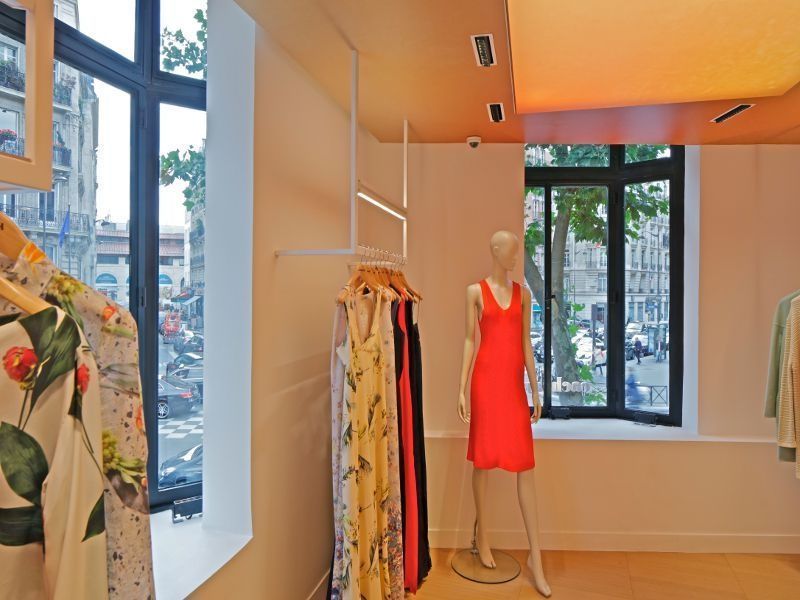 Jean Nouvel "habille" désormais de chêne clair les boutiques Cacharel