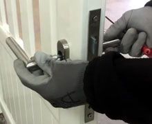 Comment changer une serrure sur un portail aluminium ?