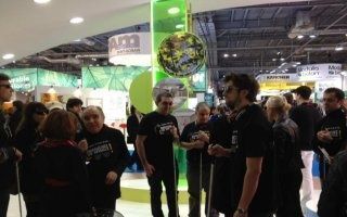 Un groupe d'aveugles sème la pagaille au Salon des Maires