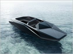 Zaha Hadid aux commandes d'un bateau