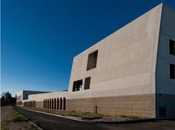 Un bloc en béton comme une oasis au coeur de la Provence