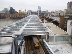 Londres accueille le plus grand pont solaire du monde