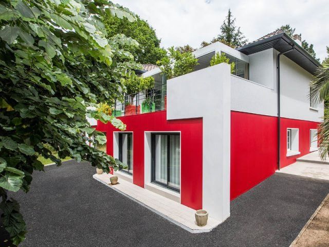 Isolation par l'extérieur : un rouge flamboyant pour la façade d'une maison basque