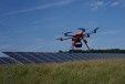 Des drones surveillent des panneaux solaires : premiers pas de Bouygues à Sourdun
