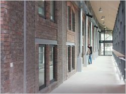 Place à la danse contemporaine dans une ancienne briqueterie