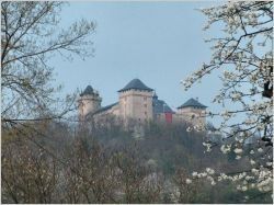 Des éoliennes en arrière-plan du château de Malbrouk