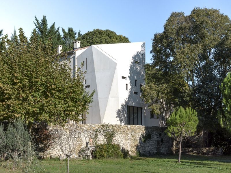 Dans le Gard, un monolithe de béton s'appuie  contre un mazet traditionnel