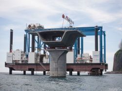 La méga-barge accélère sur le chantier de la Nouvelle Route du Littoral
