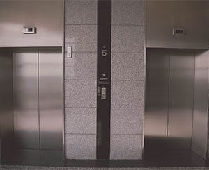 Des associations de personnes handicapées saluent la nouvelle réglementation sur les ascenseurs