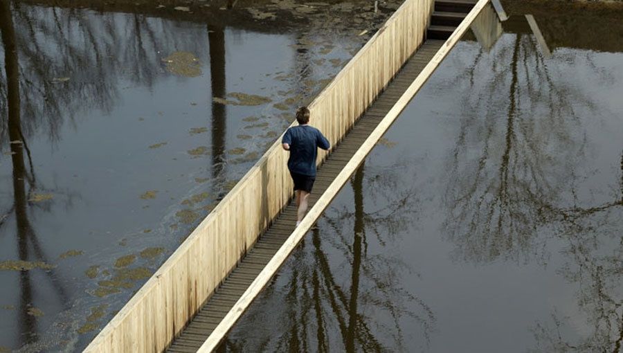 Hollande : traverser l'eau tel Moïse grâce à un geste architectural remarquable