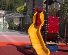 Une cour d'école réalisée en béton coloré