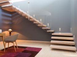 Gros plan sur un escalier contemporain qui flotte dans les airs