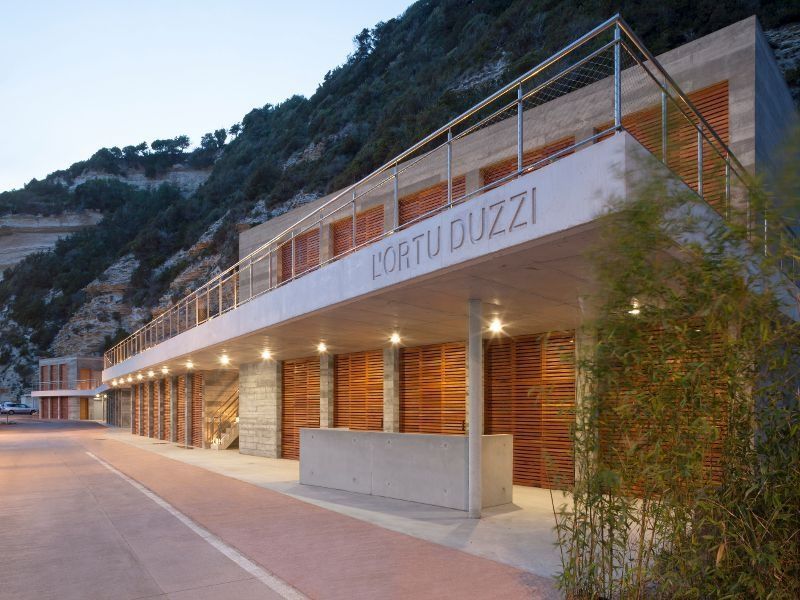 Une nouvelle maison de pêcheurs mariée à la falaise rugueuse de Bonifacio