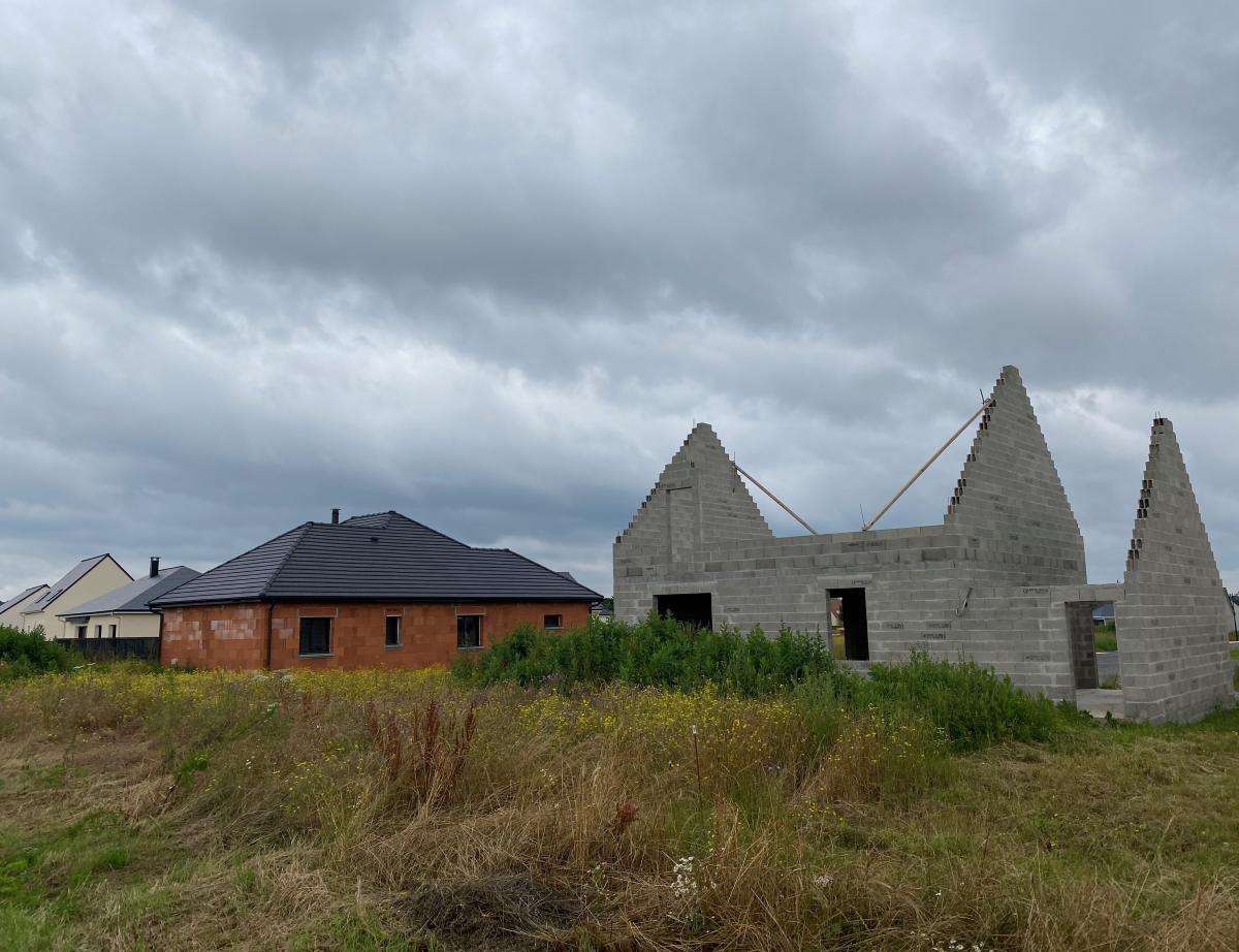 Construction de logements : maison qui rit et collectif qui pleure