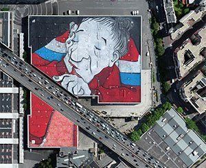 Une immense œuvre de street art nichée sur un toit parisien