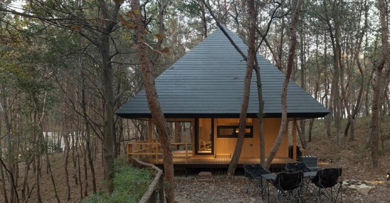 Une cabane en bois aux formes pyramidales et dimensions minimalistes