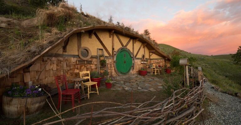 Découvrez cette maison hobbit magique surplombant les montagnes de Washington