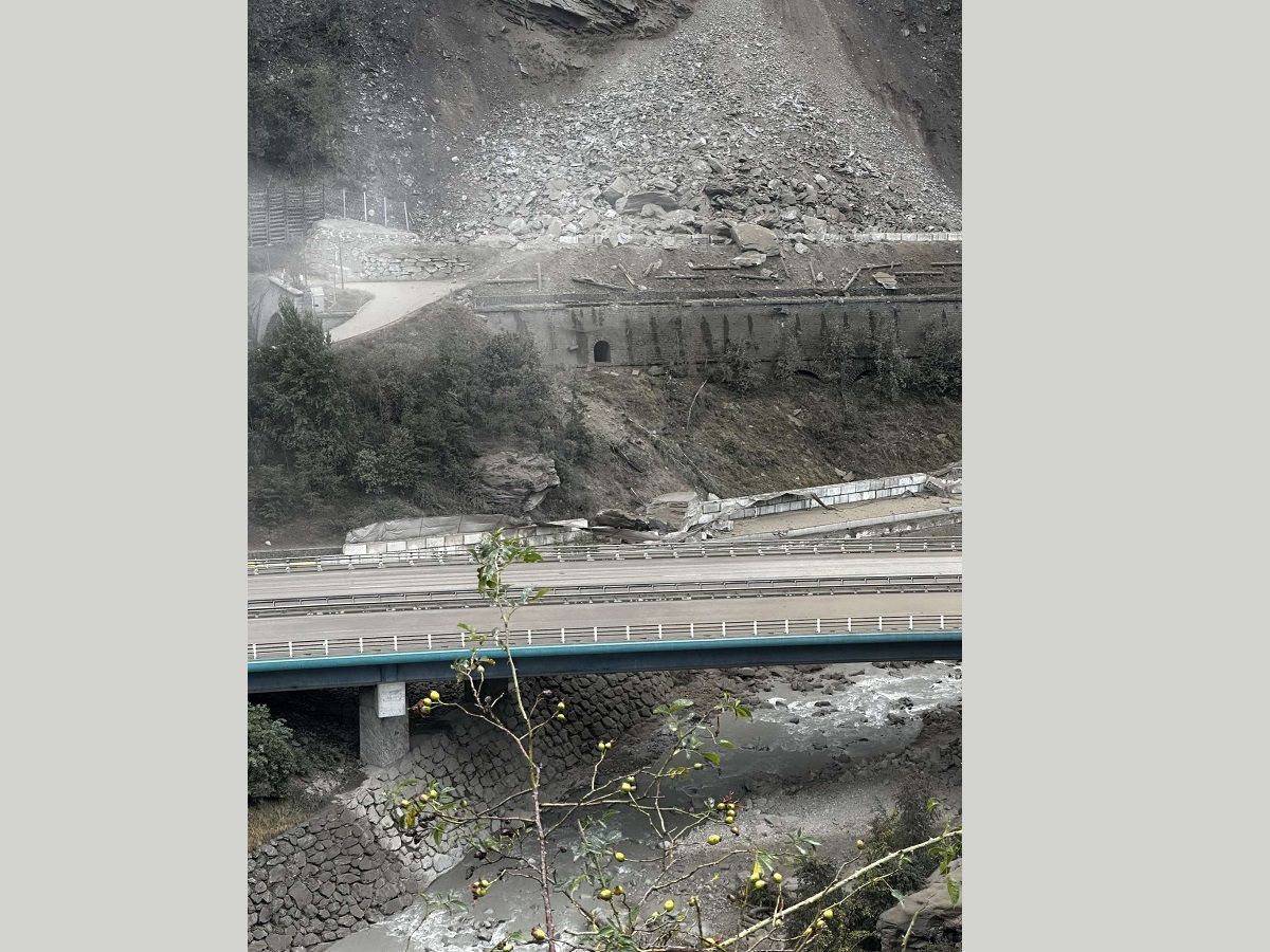Eboulement en Savoie: "2.000 à 3.000m3 de roche peuvent encore tomber" (L.Tur, préfecture)