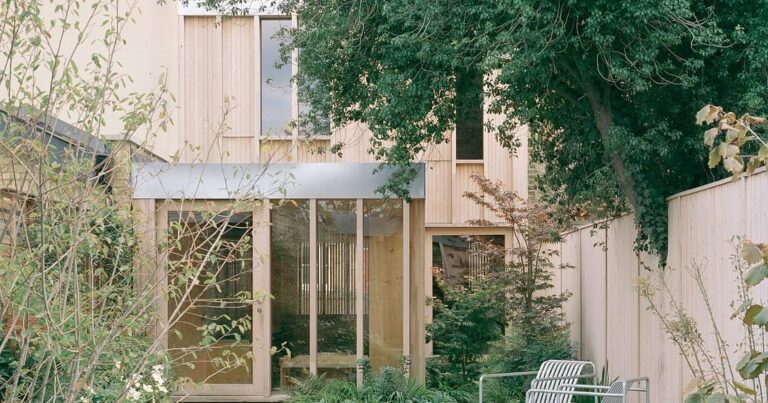 Intégration spectaculaire d’une maison de ville anglaise tout bois et son studio